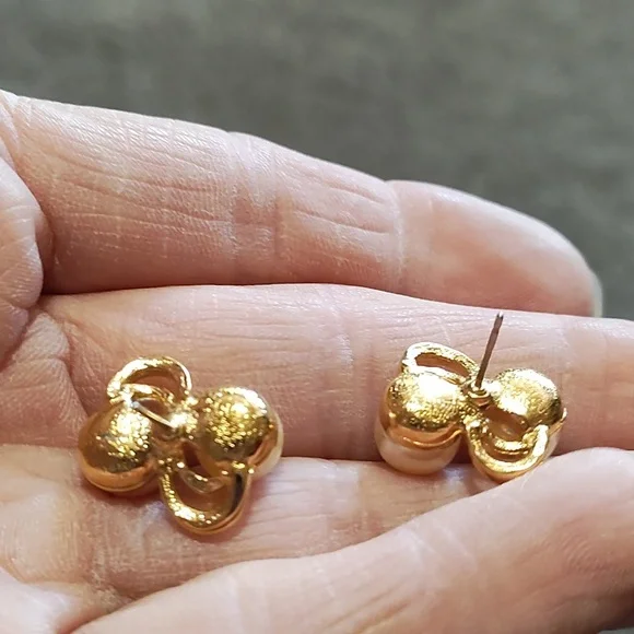 VINTAGE GOLD-TONE IVORY FAUX DOUBLE PEARL STUD .5" EARRINGS - Picture 5 of 8